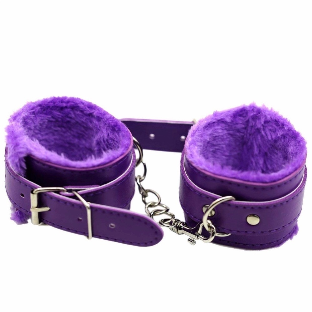 ✨Fur Handcuffs💕